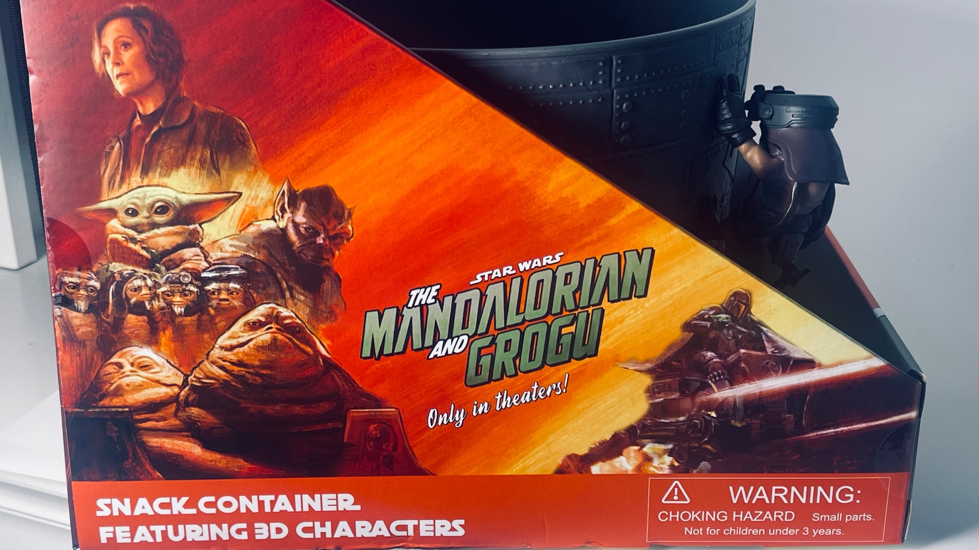 Snack container featuring 'The Mandalorian and Grogu' with character images on a red background.